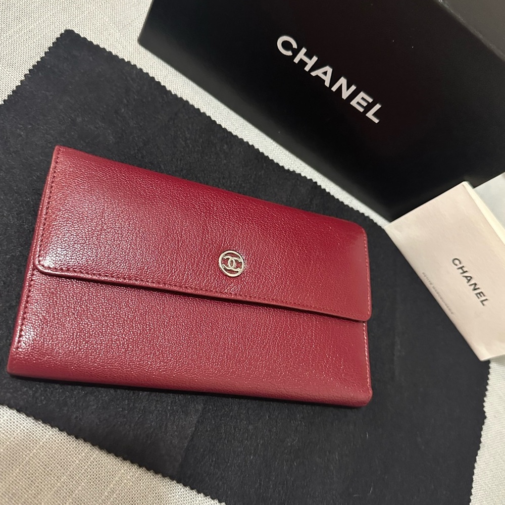 (SALE) Rare Find! CHANEL Wine Color Silver Interlocking CC Wallet - Picture 3 of 17